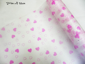 부직포 흰색 체리핑크하트무늬 ( 1mX 50cm ) 포장지 선물 포장 diy  생일 리본 공예