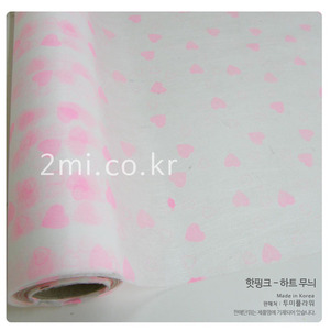 부직포 흰색  핫핑크 하트무늬 ( 1mX 50cm ) 국산 포장지 선물 포장 diy  생일 리본 공예