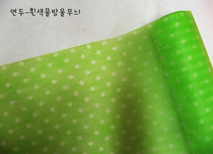 부직포 연두-흰색물방울무늬 1mX 50cm 국산 (포장지 선물 포장 diy 생일 리본 공예)  